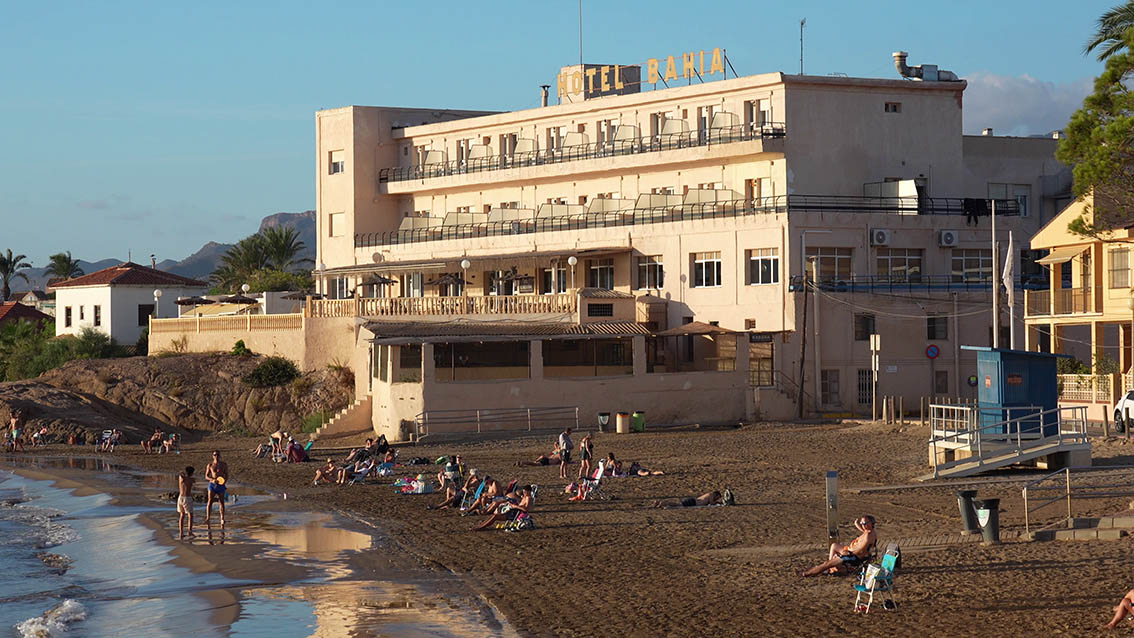 Playa de la Ermita y la bahía